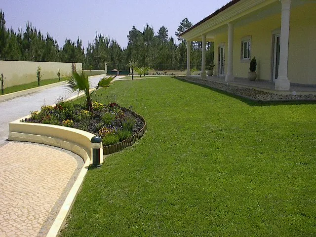 Jardim com relvado