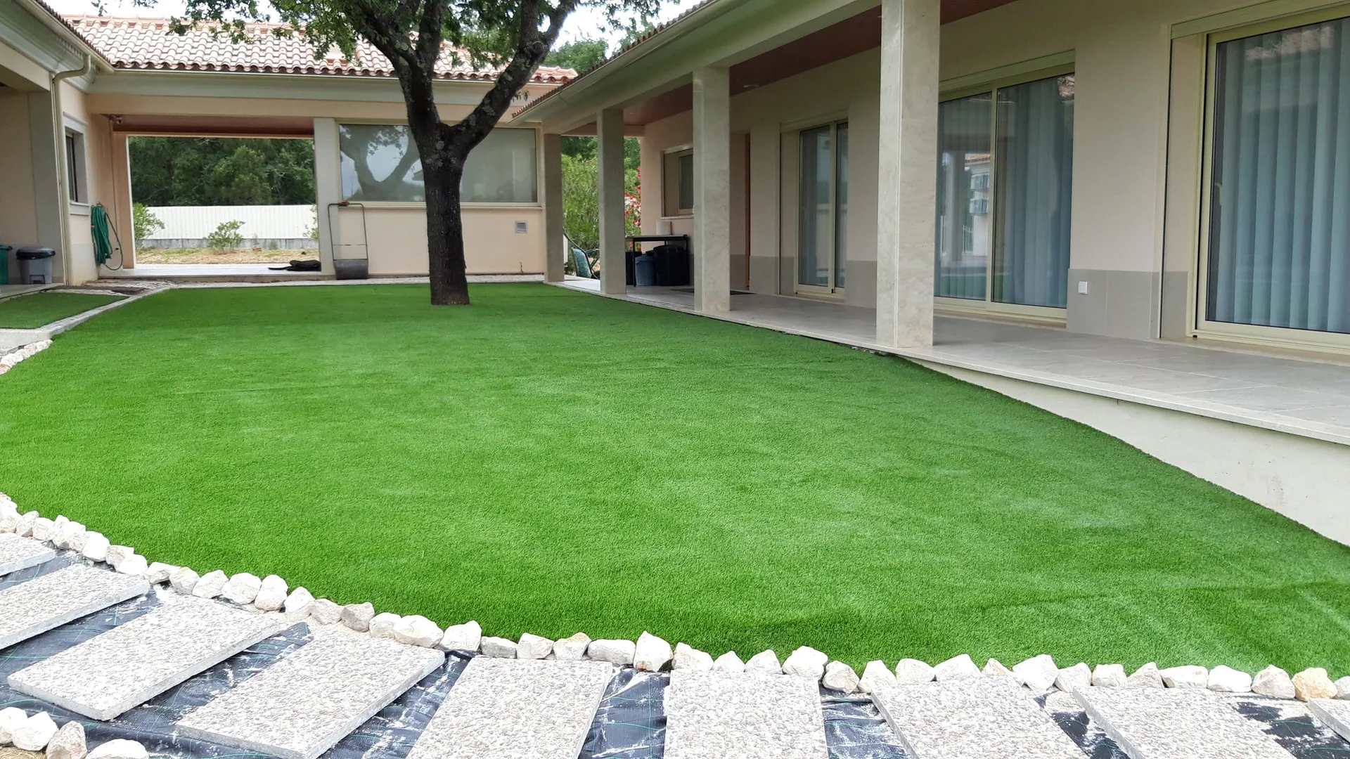 Jardim residencial executado pela Jardins Mendes